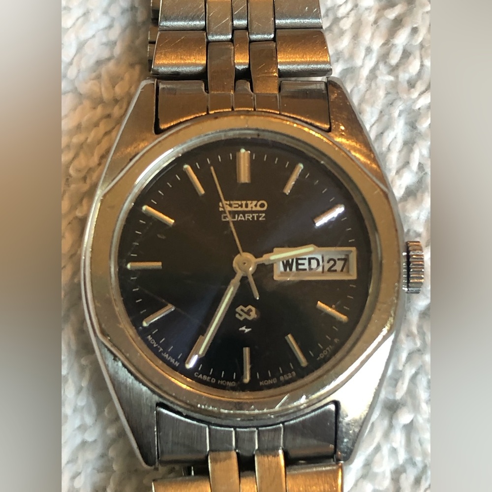 (190)Vintage SEIKOs women’s silver tone. Black dial day date.#104041